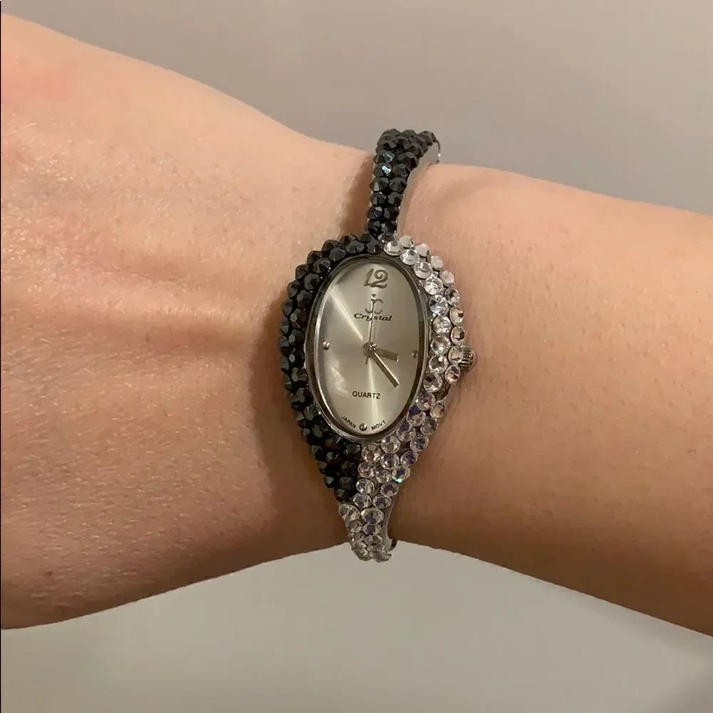 Cache watch Swarovski crystals sparkly stones ✨